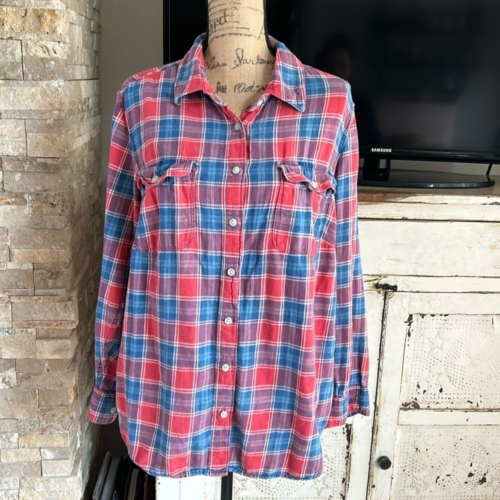 Land’s End long sleeve button down red white blue plaid two pocket shirt